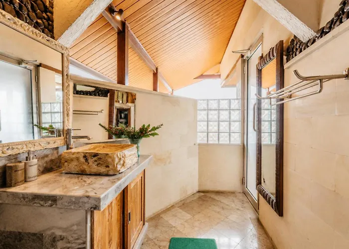 Yoga Retreat 9 Bedroom By River Song Hotel *