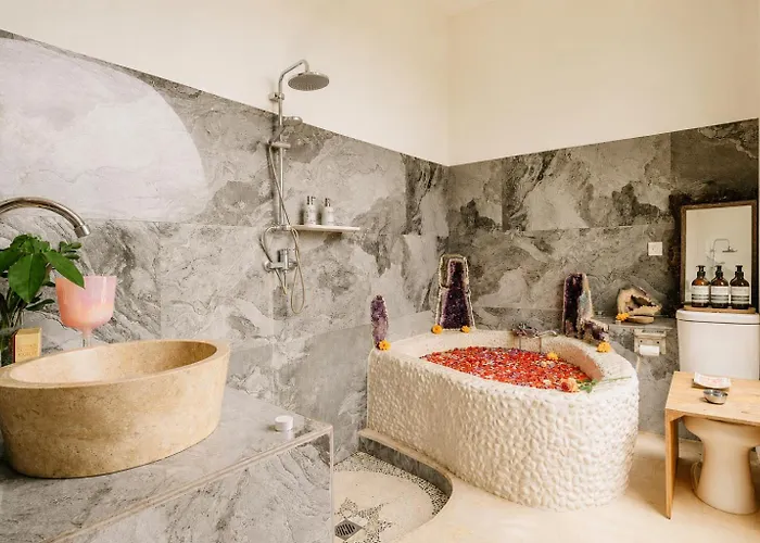 Hotel Yoga Retreat 9 Bedroom By River Song Ubud